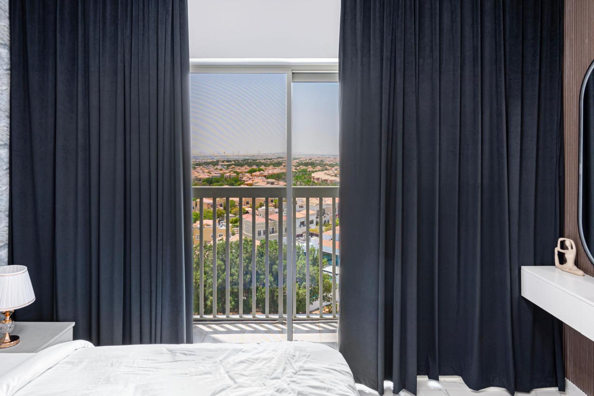 Sleek & Spacious In Dubailand Apartment *